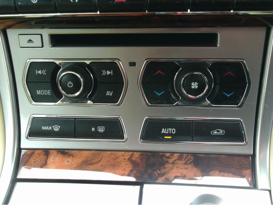 2014 Jaguar XF - image 21