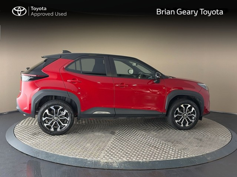 2024 Toyota Yaris Cross - image 3