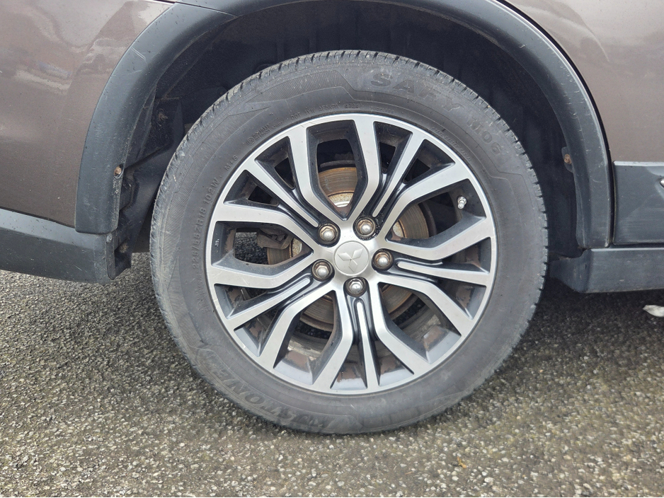 2016 Mitsubishi Outlander - image 9