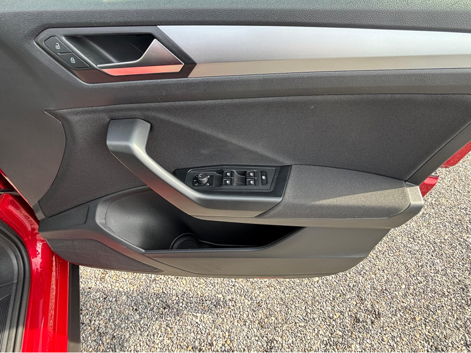 2023 Volkswagen T-Roc - image 9