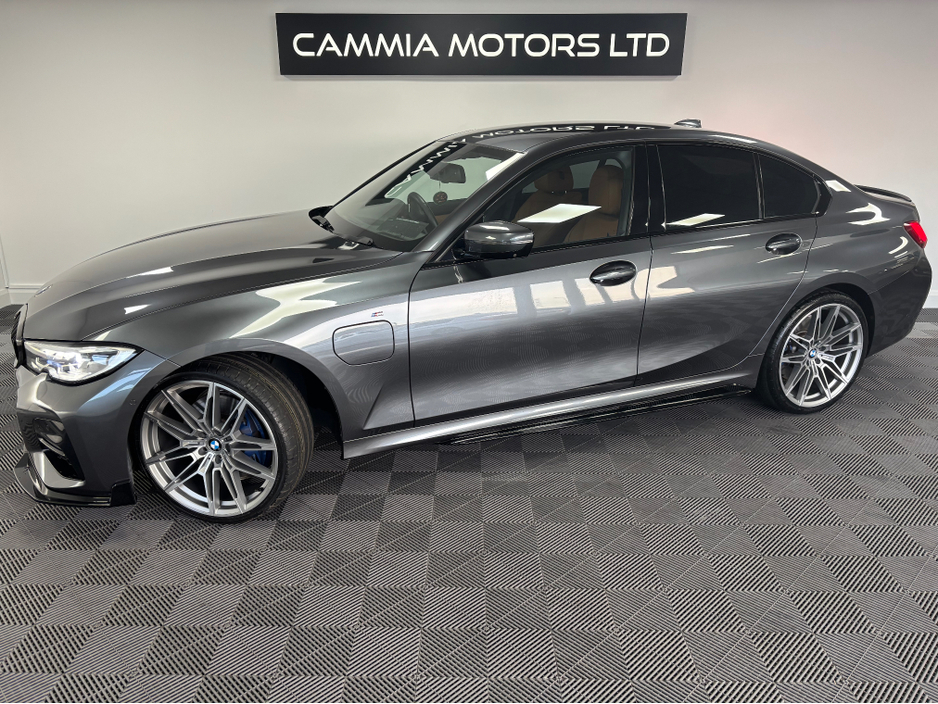 2020 BMW 3 Series - image 3