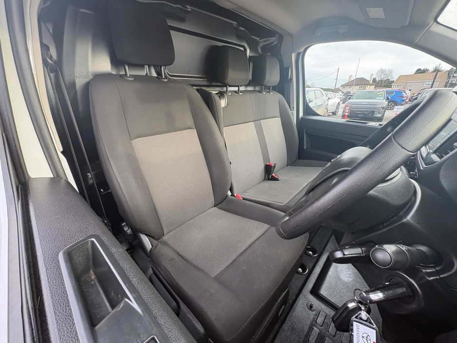 2024 Toyota Proace - image 8