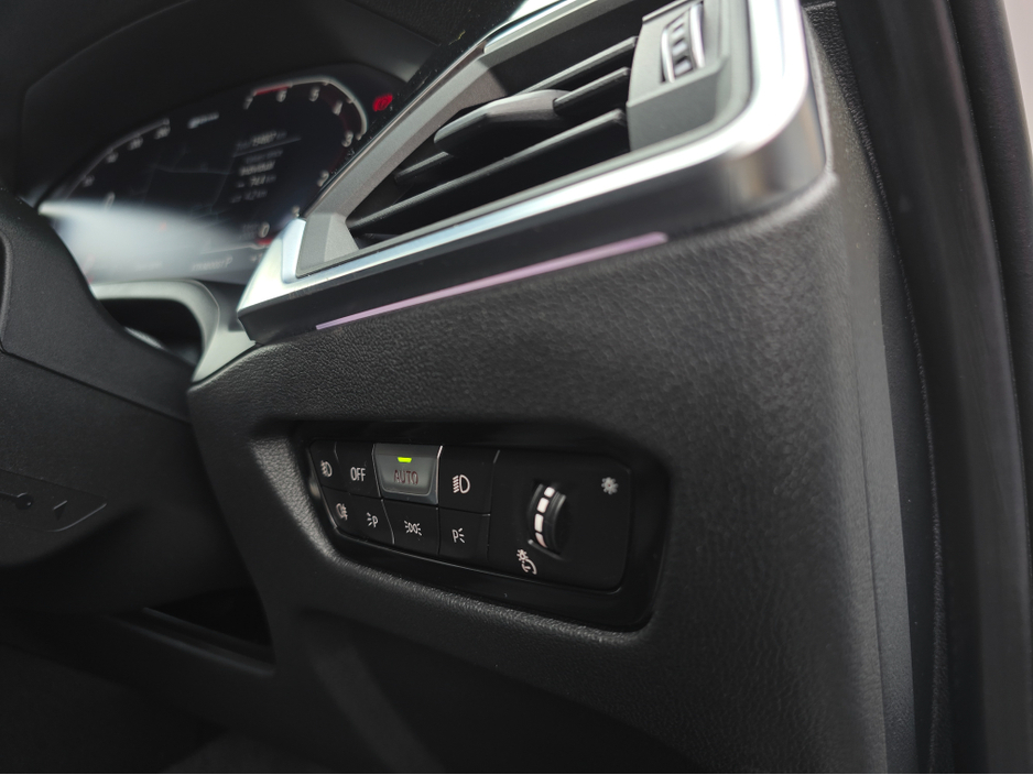 2021 BMW 3 Series - image 16