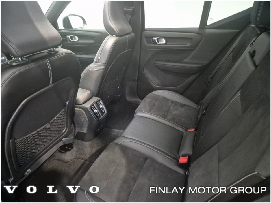2022 Volvo XC40 - image 8