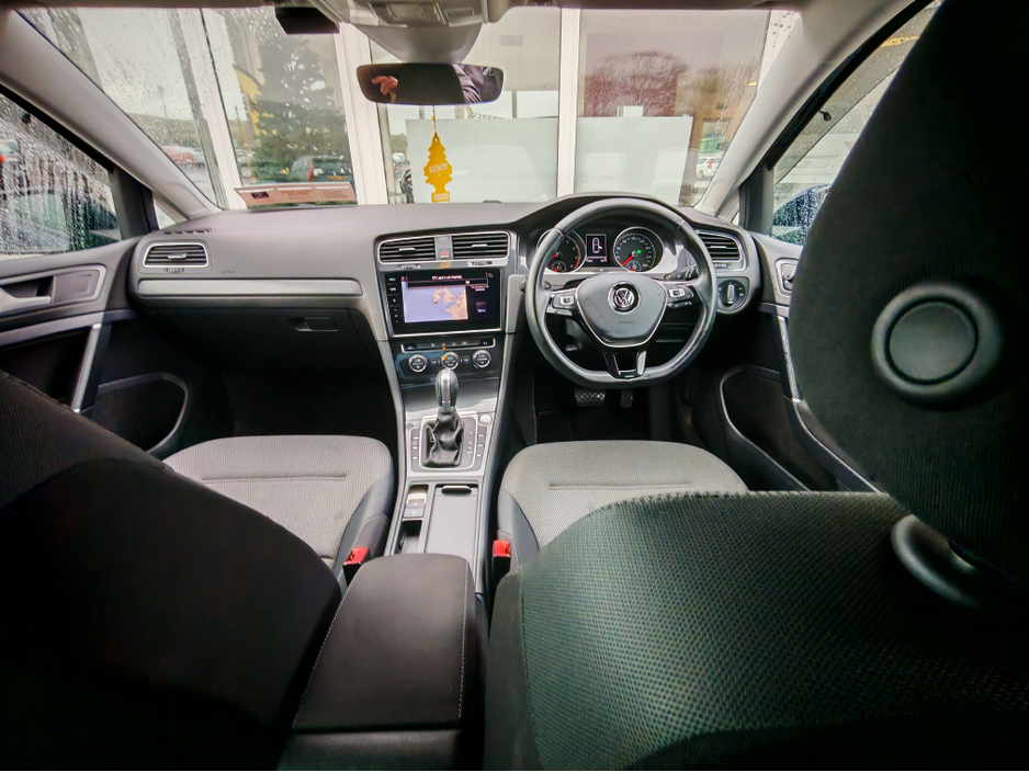 2017 Volkswagen Golf - image 3