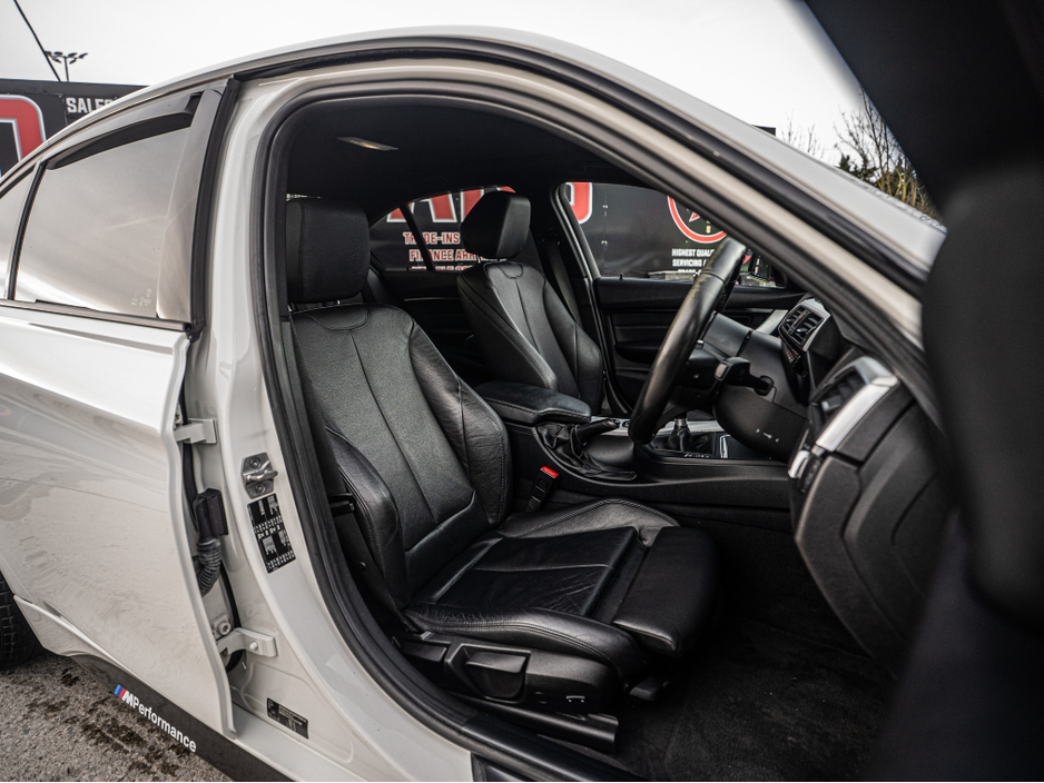 2016 BMW 3 Series - image 18