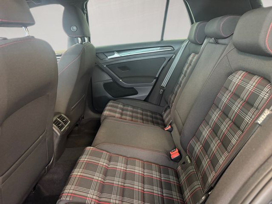 2016 Volkswagen Golf - image 16