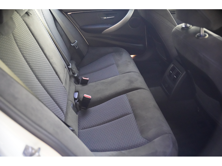 2016 BMW 3 Series - image 20