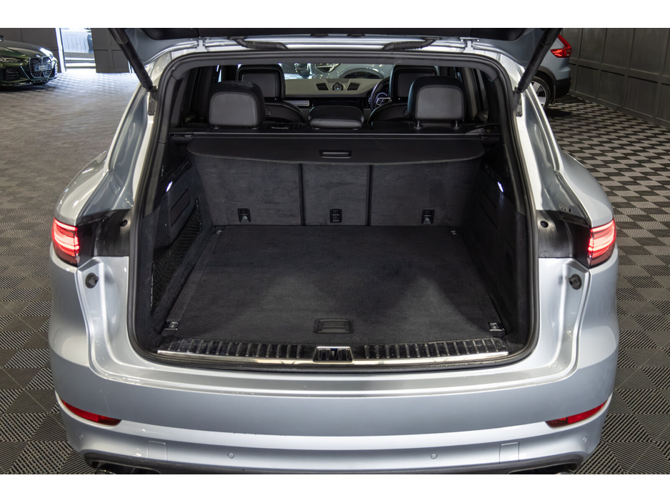 2020 Porsche Cayenne - image 13