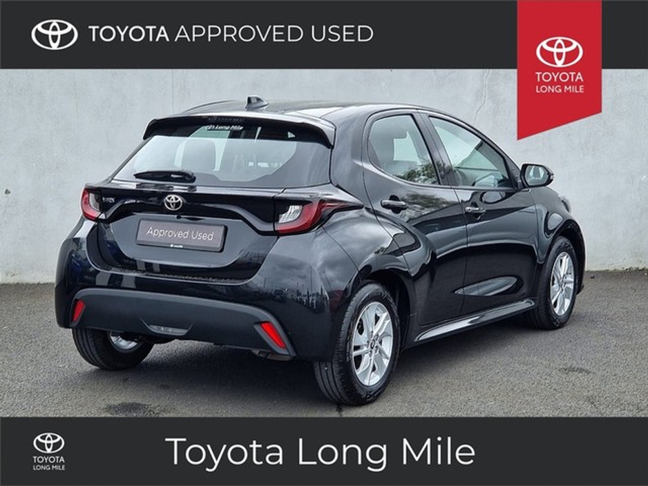 2022 Toyota Yaris - image 2