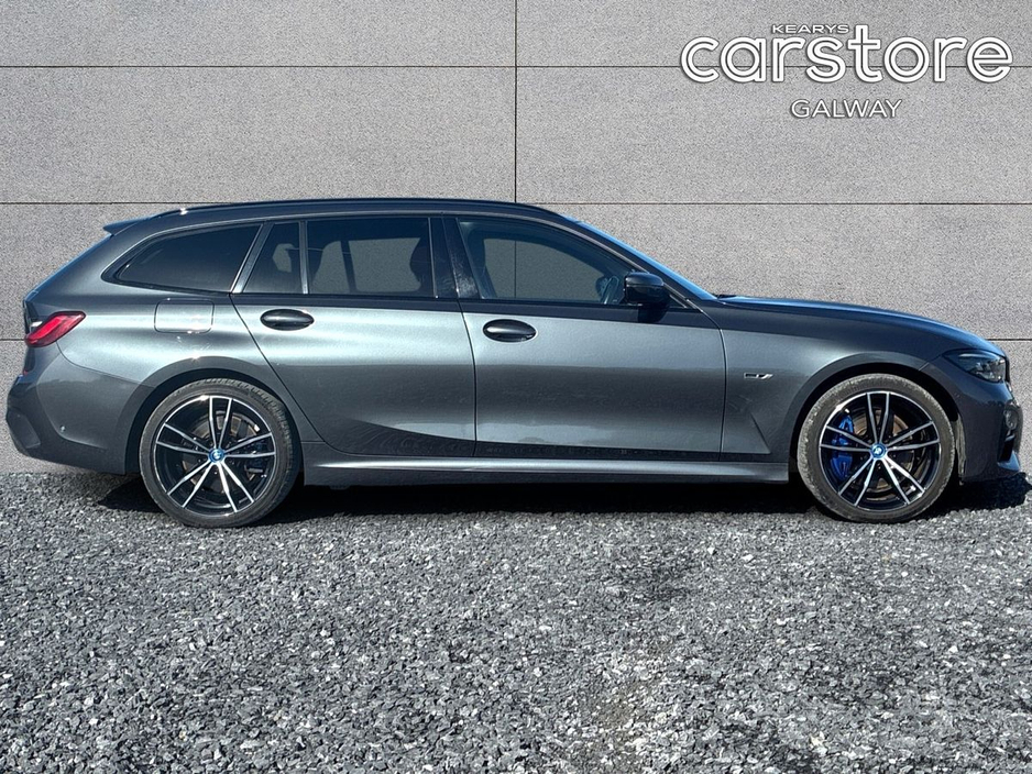 2021 BMW 3 Series - image 2