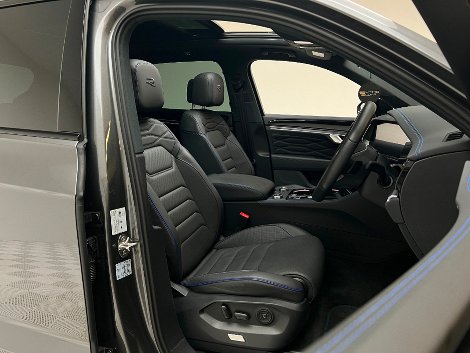 2025 Volkswagen Touareg - image 10