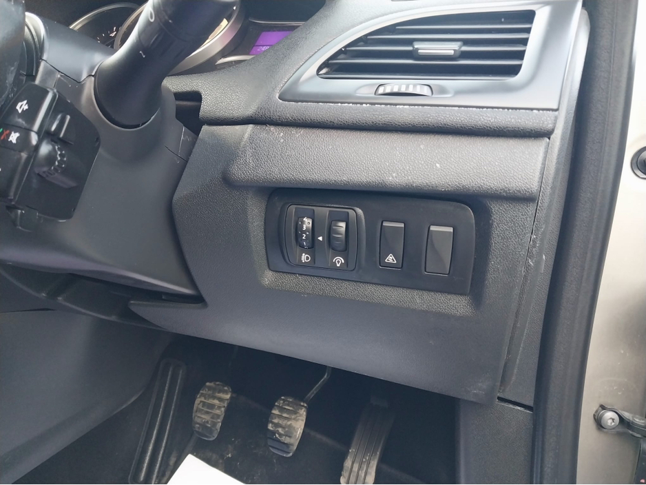 2011 Renault Fluence - image 22