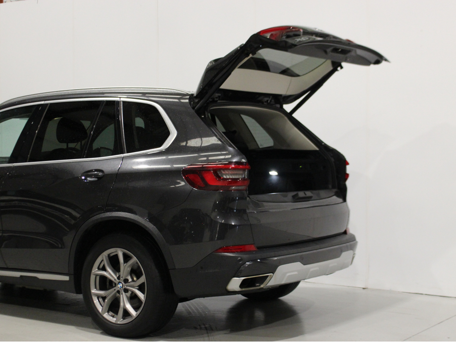 2020 BMW X5 - image 12