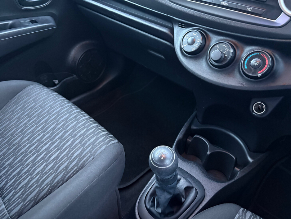 2014 Toyota Yaris - image 10