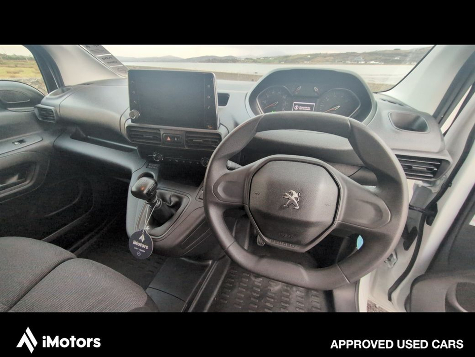 2022 Peugeot Partner - image 11