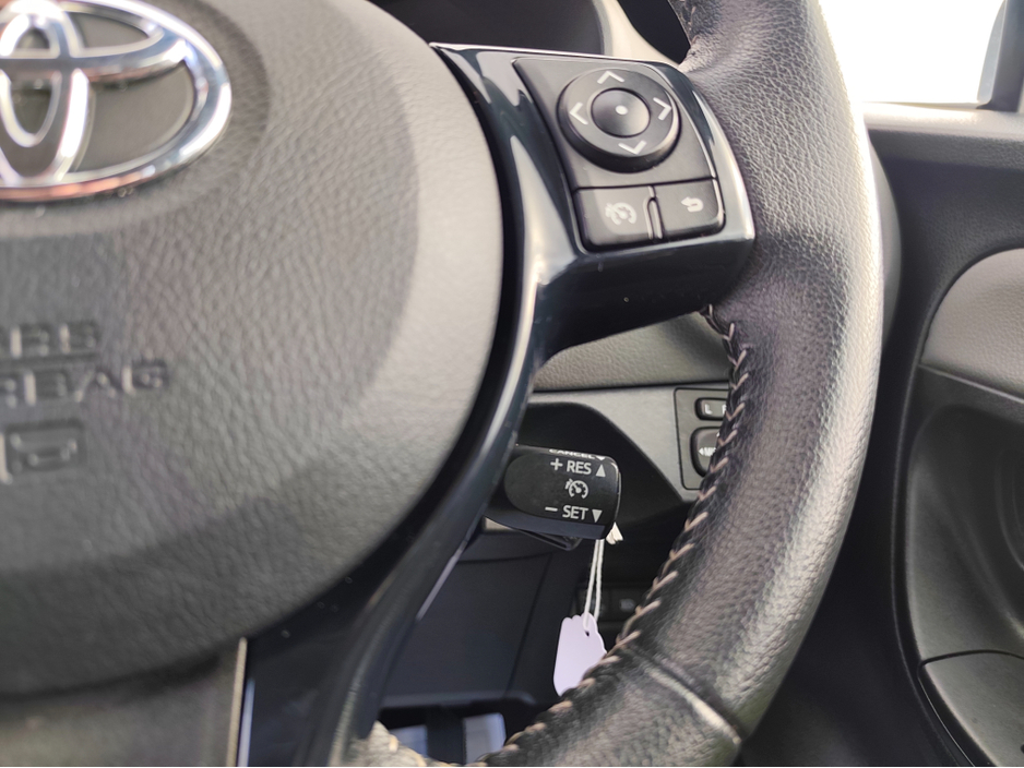 2020 Toyota Yaris - image 12