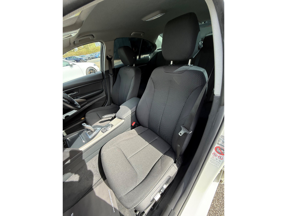 2017 BMW 3 Series - image 16