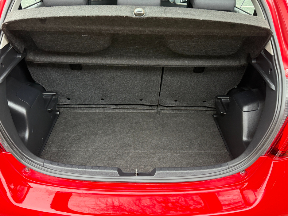 2015 Toyota Yaris - image 9