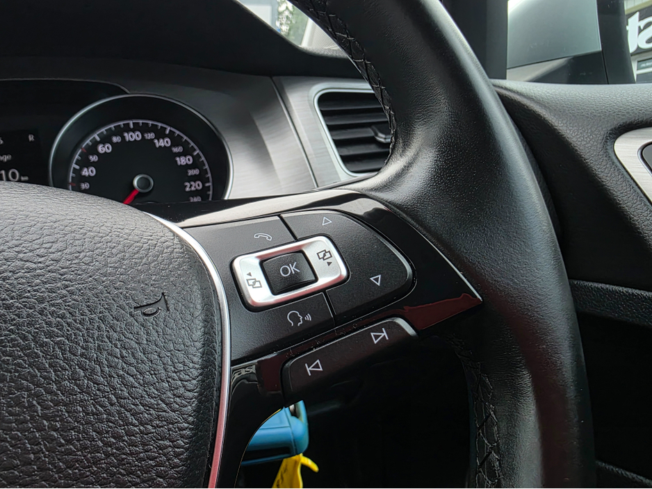 2015 Volkswagen Golf - image 18