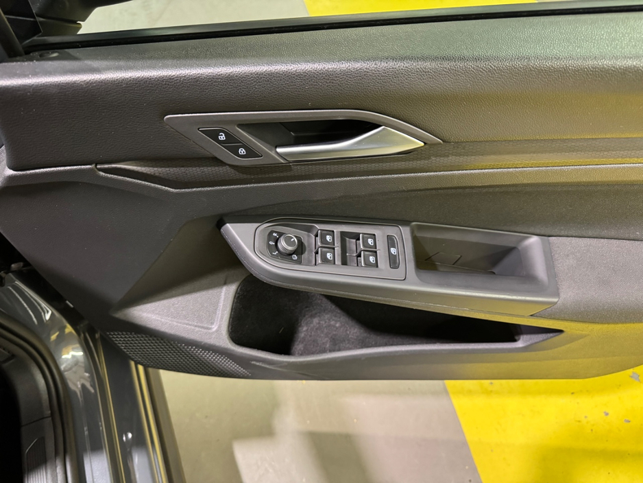2022 Volkswagen Golf - image 18