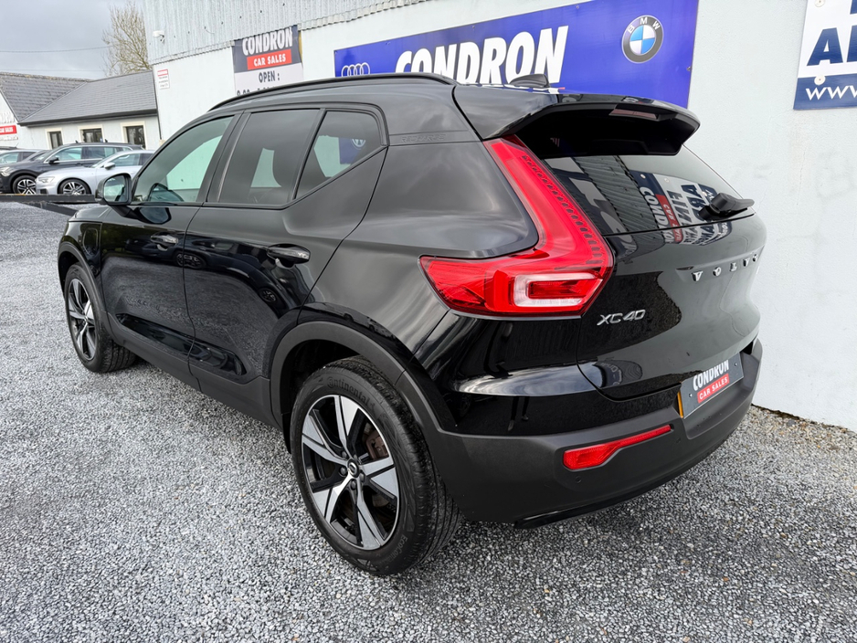 2022 Volvo XC40 - image 3