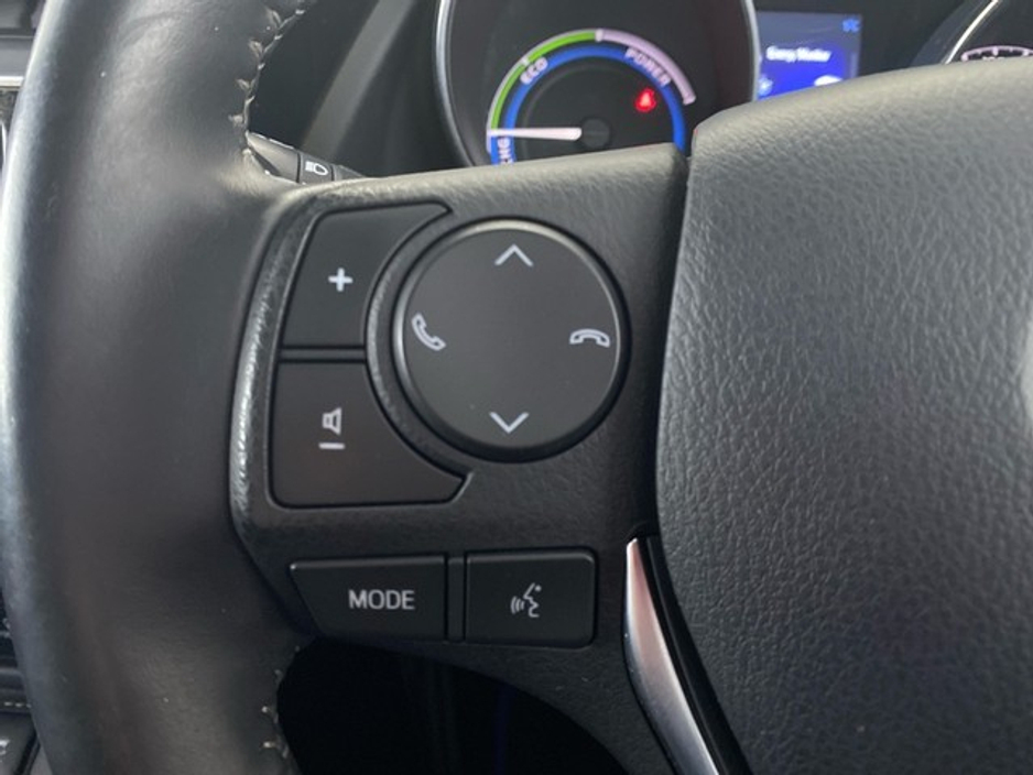 2016 Toyota Auris - image 12