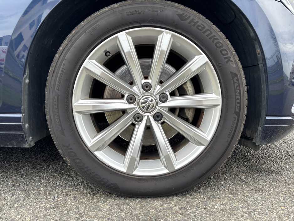 2015 Volkswagen Passat - image 5