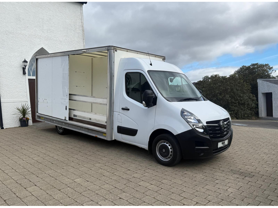 2020 Opel Movano - image 9