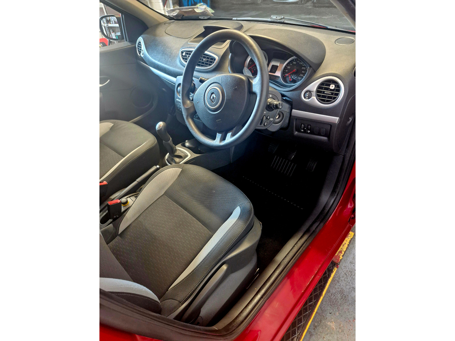 2010 Renault Clio - image 8