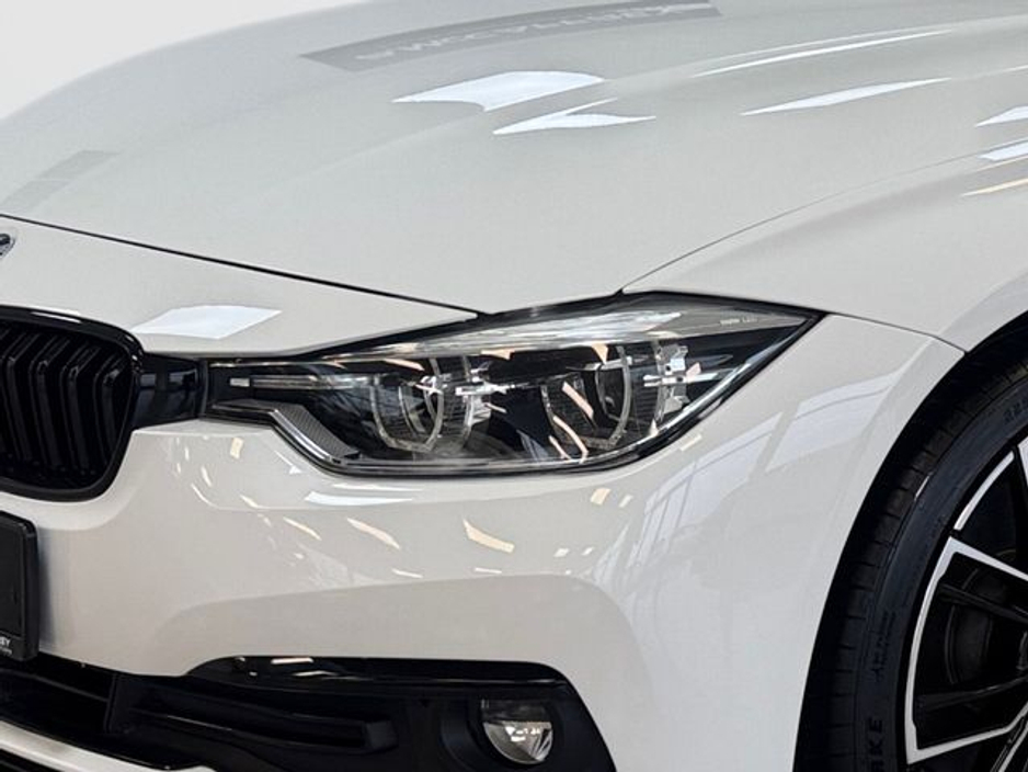 2016 BMW 3 Series - image 9