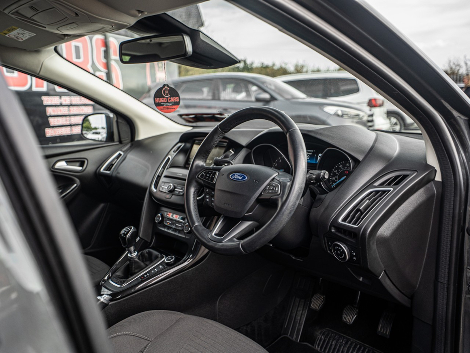 2016 Ford Focus - image 9