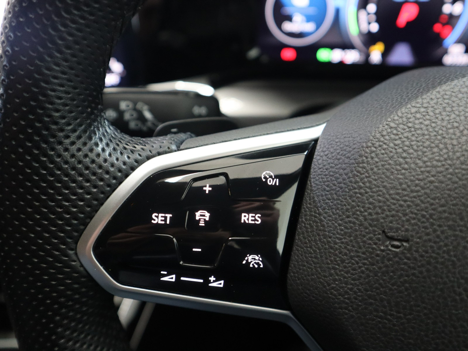 2023 Volkswagen Golf - image 12