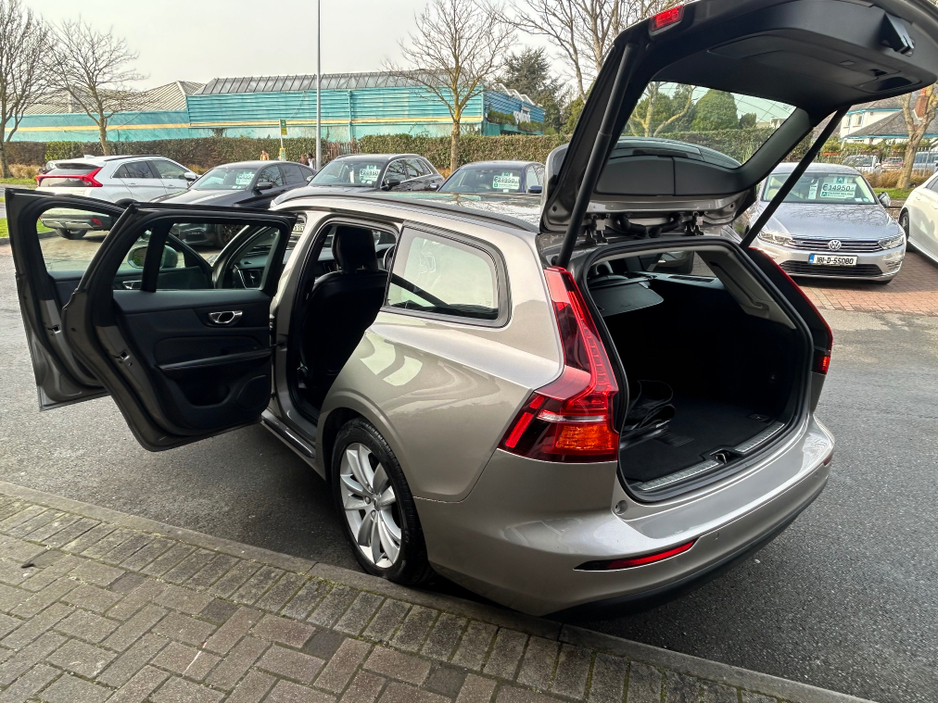 2018 Volvo V60 - image 25
