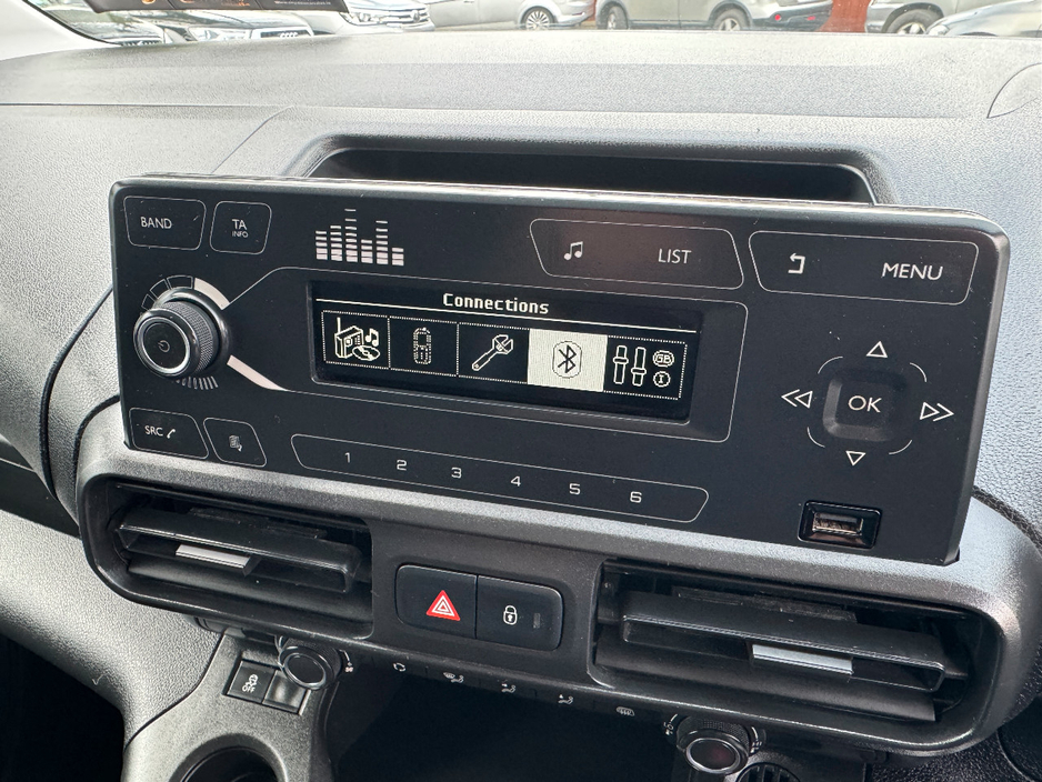 2022 Opel Combo - image 24