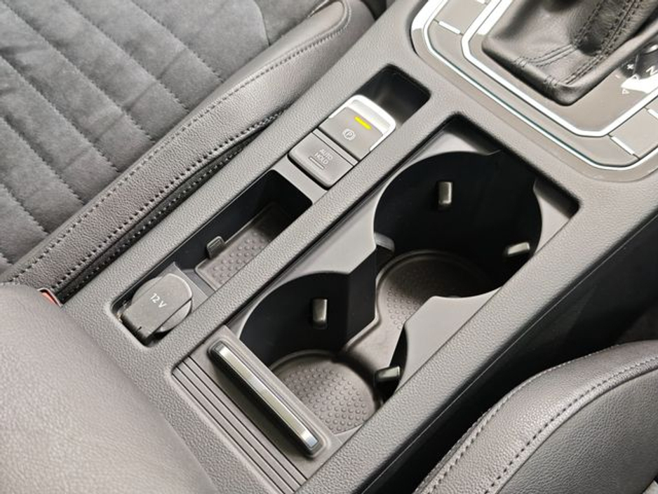 2018 Volkswagen Passat - image 30