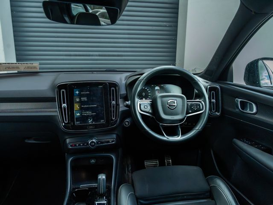 2022 Volvo XC40 - image 8