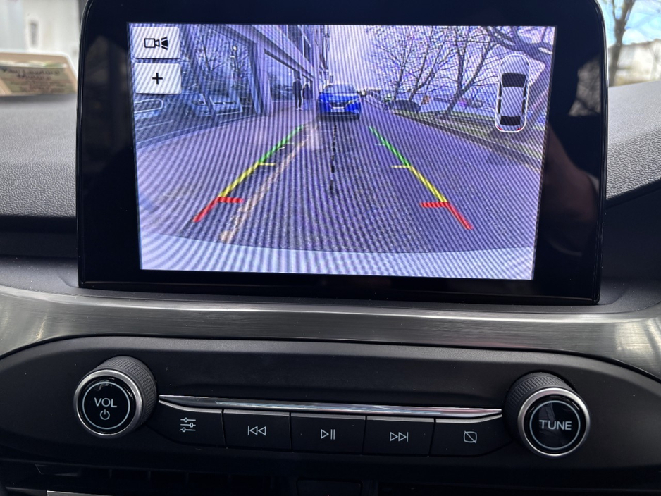 2019 Ford Focus - image 10