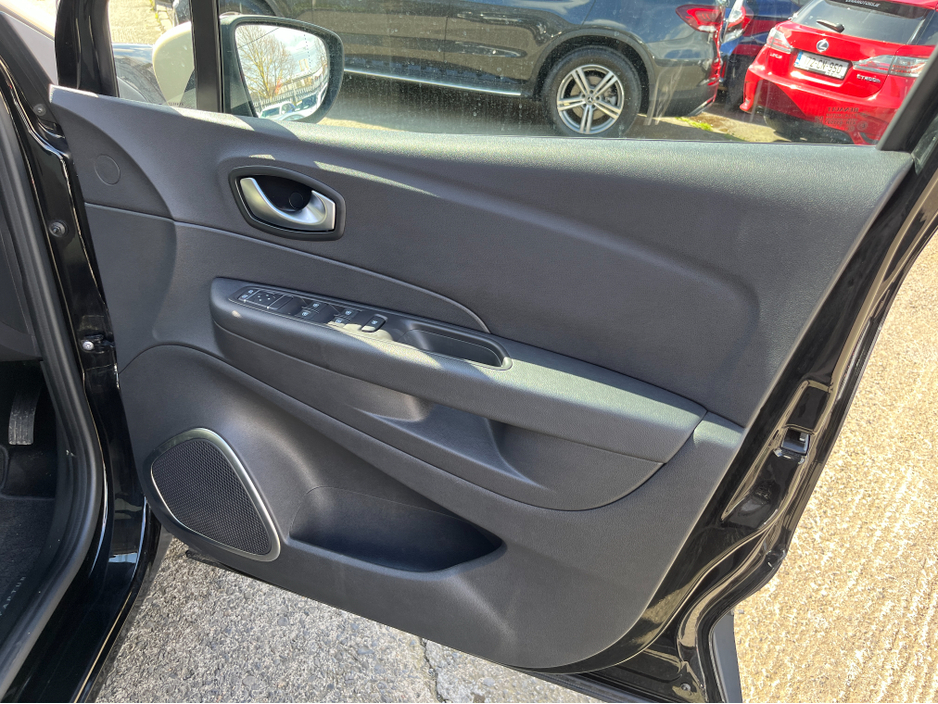 2019 Renault Captur - image 12