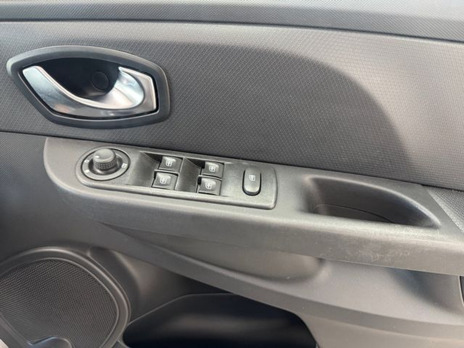 2015 Renault Clio - image 12