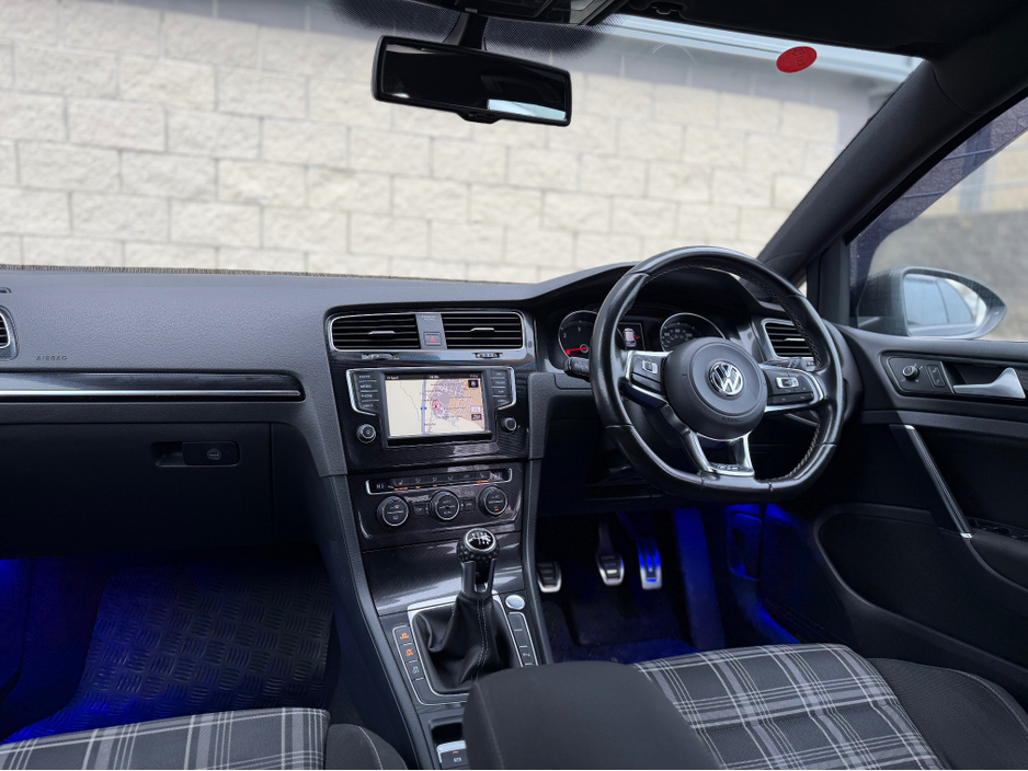 2015 Volkswagen Golf - image 12