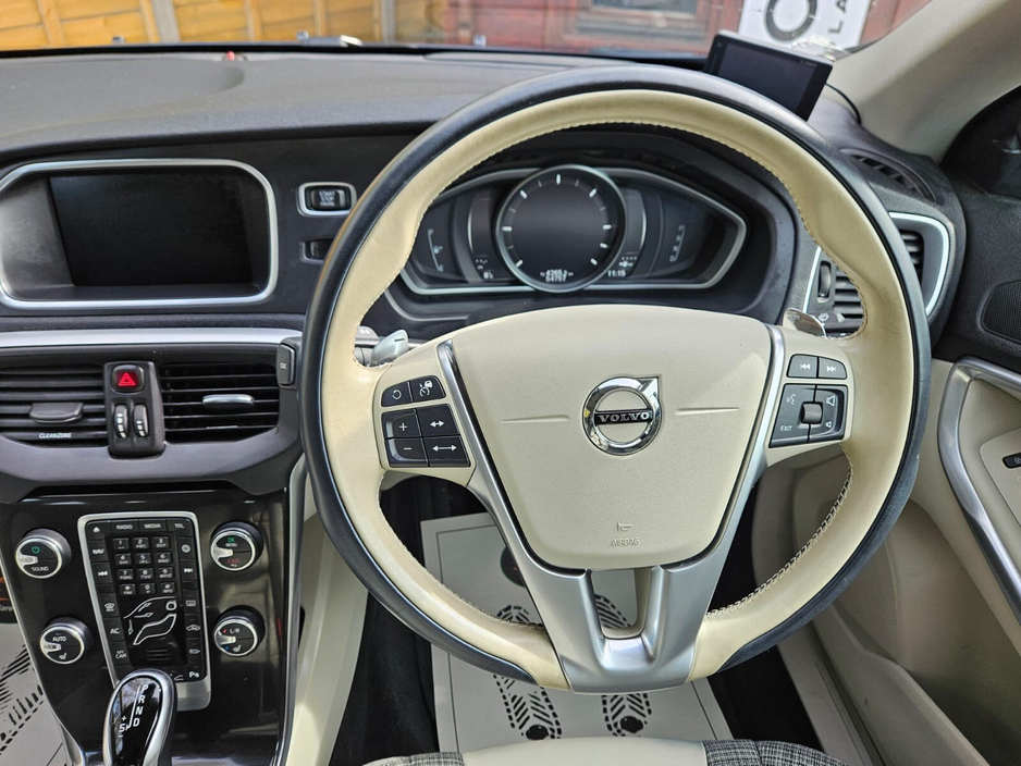 2019 Volvo V40 - image 24