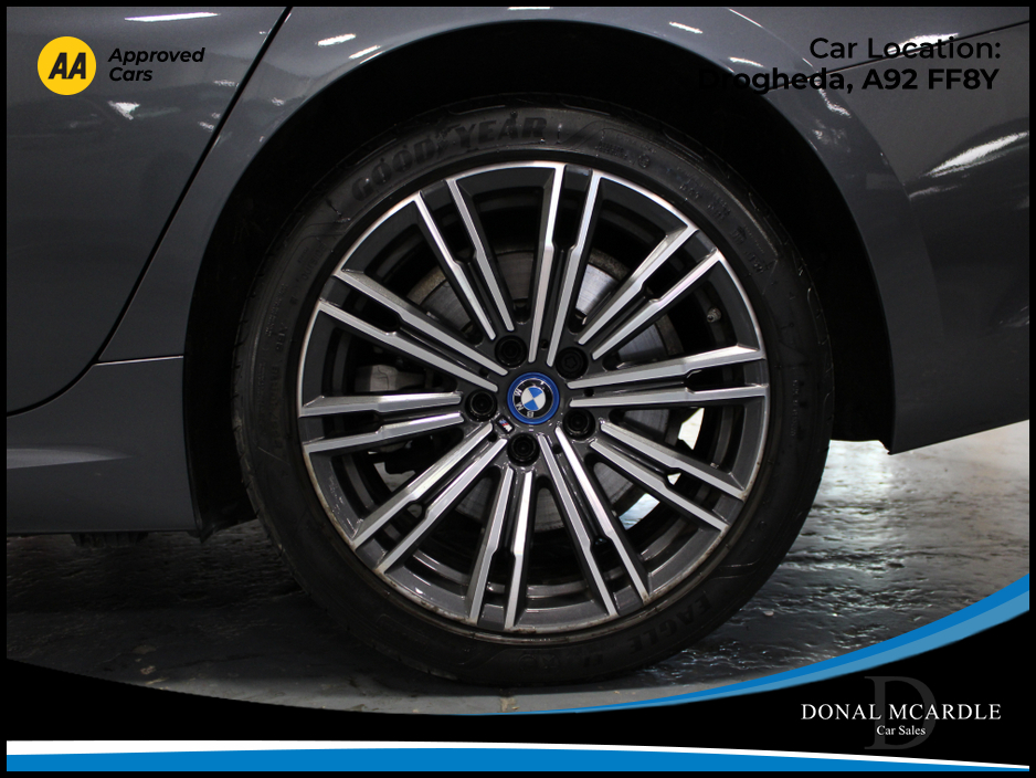 2022 BMW 3 Series - image 12