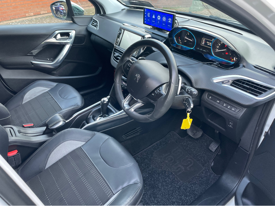 2015 Peugeot 2008 - image 12