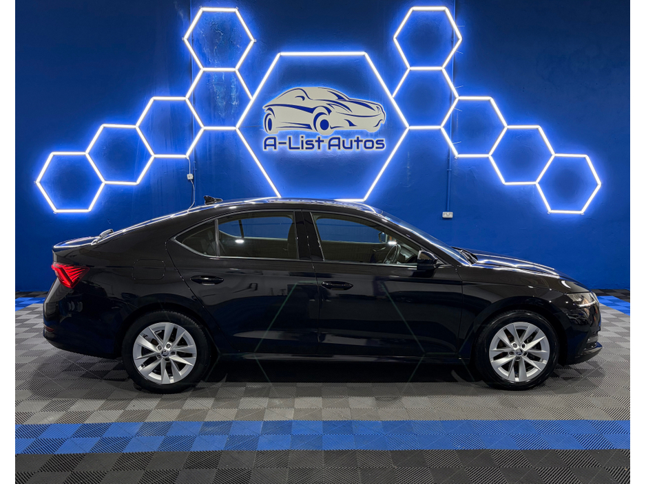 2021 Skoda Octavia - image 2