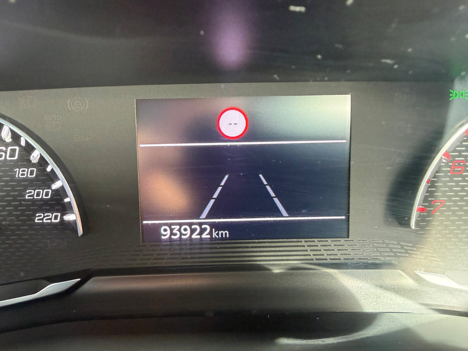 2022 Peugeot 208 - image 11