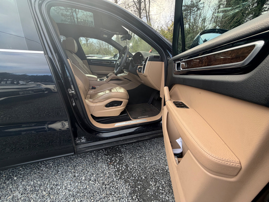 2022 Porsche Cayenne - image 12