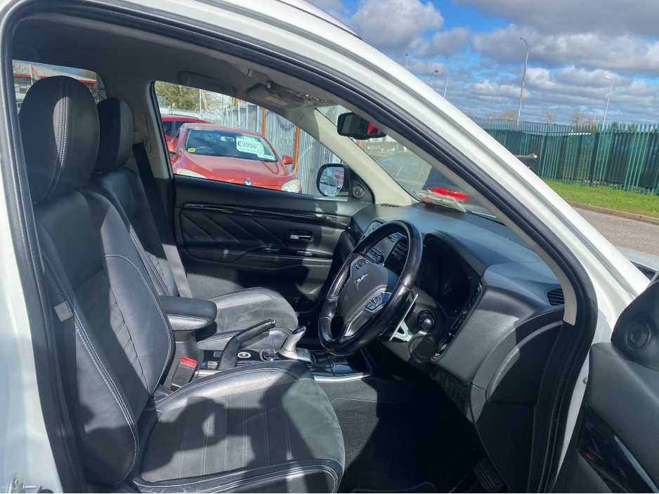 2016 Mitsubishi Outlander - image 9