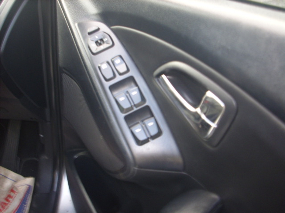 2011 Hyundai ix35 - image 6