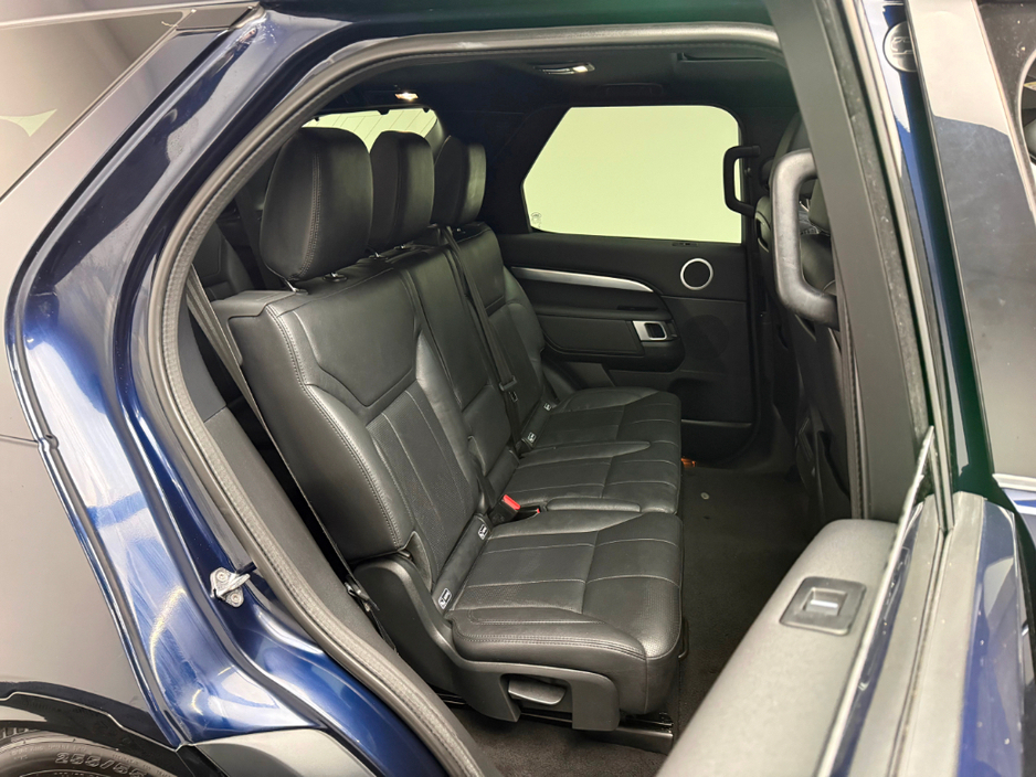 2020 Land Rover Discovery - image 12